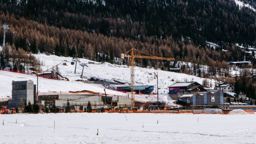 Bei der Talstation des Skigebiets Mottolino entsteht eines von drei neuen Parkhäusern zur langfristigen Beruhigung des Verkehrs in Livigno. Insgesamt sollen so rund 1300 Parkplätze geschaffen werden. Foto: Jon Duschletta