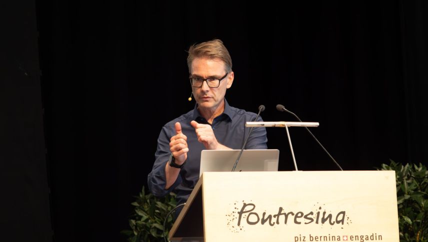 Mandatsträger und Moderator der Orientierungsversammlung, Jörg Aebischer, Inhaber und Geschäftsführer der Berner eduxept AG. Foto: Jon Duschletta