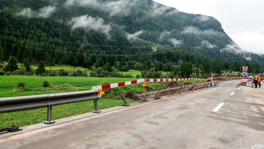Am Tag danach zeugt fast nur noch eine provisorische Abschrankung vom tragischen Busunfall. Foto: Jon Duschletta