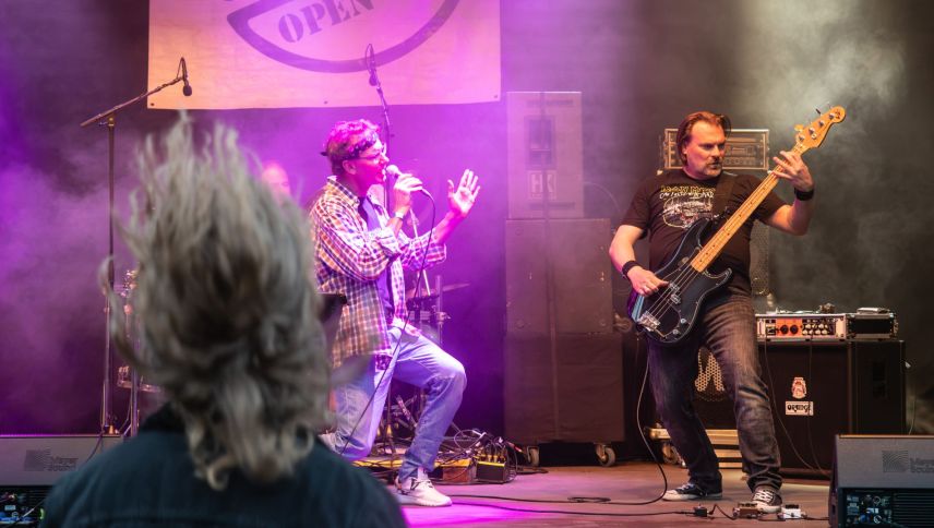 Leadsänger Gilbert Reber und Bassist Rico Puorger.  Foto: Jon Duschletta