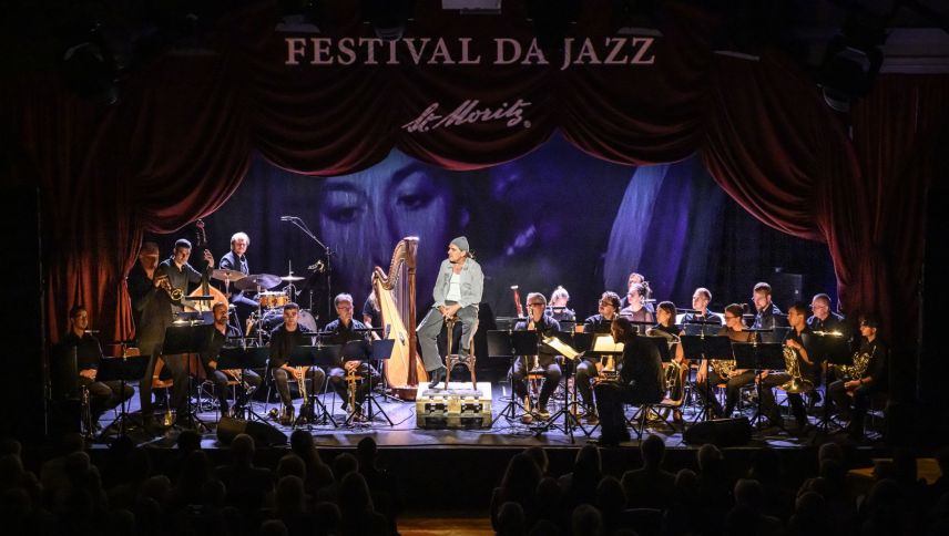 Schauspieler Daniel Rohr (Mitte) und das Zurich Jazz Orchestra während der Aufführung von «Miles oder die Pendeluhr aus Montreux» im Theatersaal des Hotels Reine Victoria in St. Moritz. Foto: fotoswiss.com/Giancarlo Cattaneo