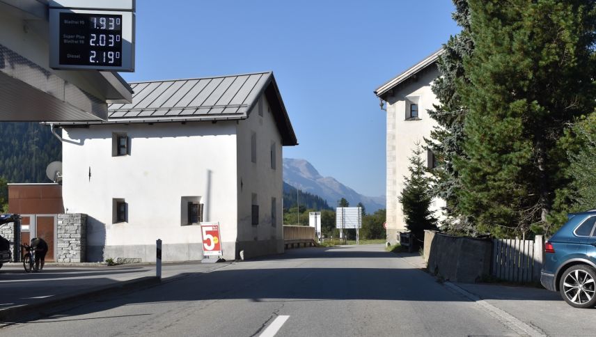 Unfallstelle H27 La Punt Chamues-ch in Richtung Bever. Foto: Kapo Graubünden