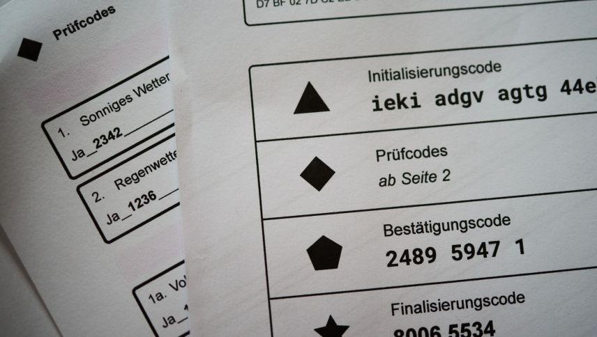 Ün fögl plain codes: L’attest per vuschar digitalmaing chi’s po chargiar giò sülla pagina demo.evoting.ch da la posta fotografia: Michael Steiner).