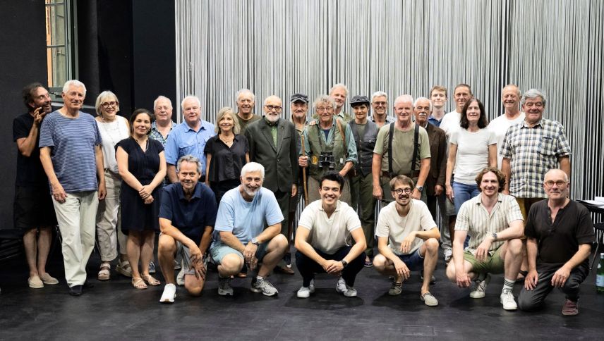 Das Ensemble der Opera Engiadina bei den Proben für die Bündner Jägeroper «Gian Marchet Colani – Der Freischütz». Die Oper wird an verschiedenen Orten im Engadin aufgeführt. Foto: Mayk Wendt