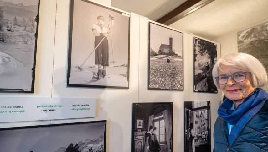 Maria Steiner Fahrni, die Enkelin von Gustav Sommer, anlässlich der Ausstellungsvernissage in der La Tuor. Links von ihr ein Bild ihrer Mutter Aline beim Skifahren, eine Aufnahme von Gustav Sommers Sohn Egon. Foto: Jon Duschletta