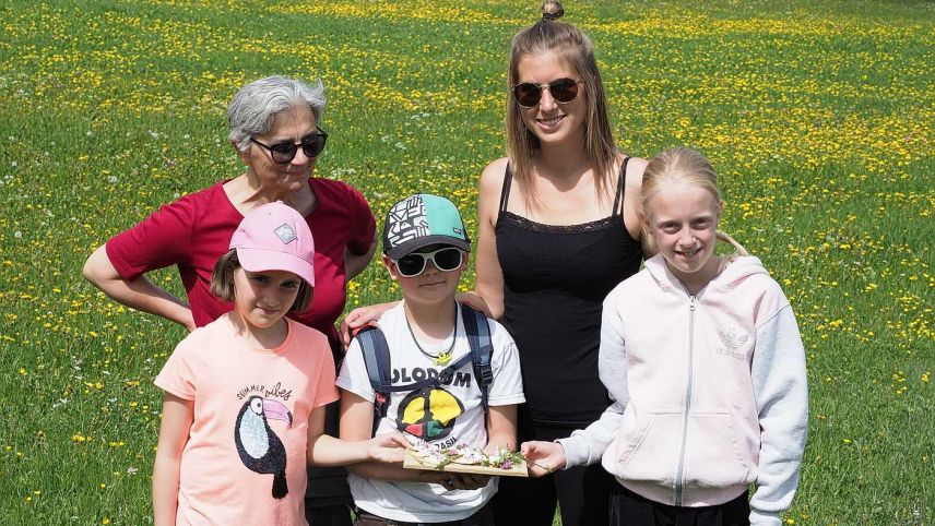 Vorne: Elina, Aurelio und Cheryl; hinten: Cornelia Nussberger und Lena Bayer (von links). Foto: Nicolas Binkert