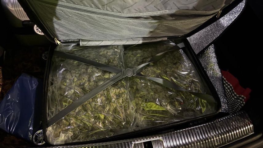 Einer der beiden Koffer, die bei der Patrouille sichergestellt wurden. Foto: Kantonspolizei Graubünden