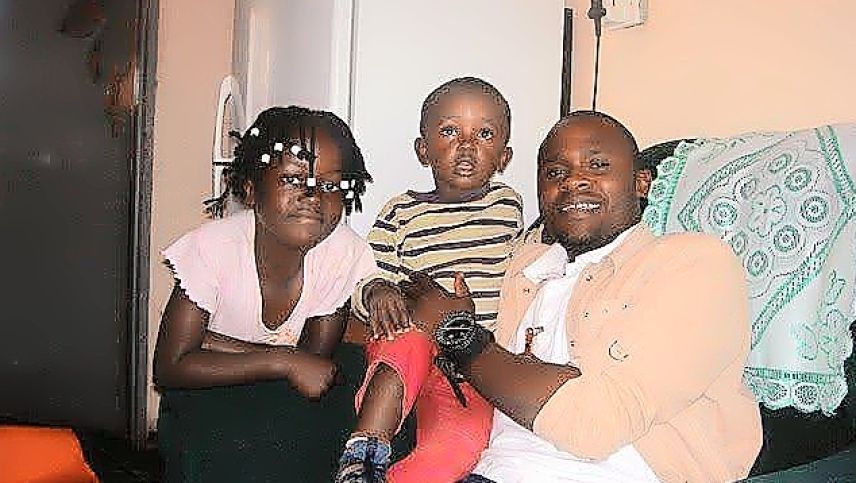 Dennis zuhause bei Benjamin Lwanja mit seinen Kindern Tiza und Emmanuel im Jahr 2010. Foto: z. Vfg / Dennis Ulayayi