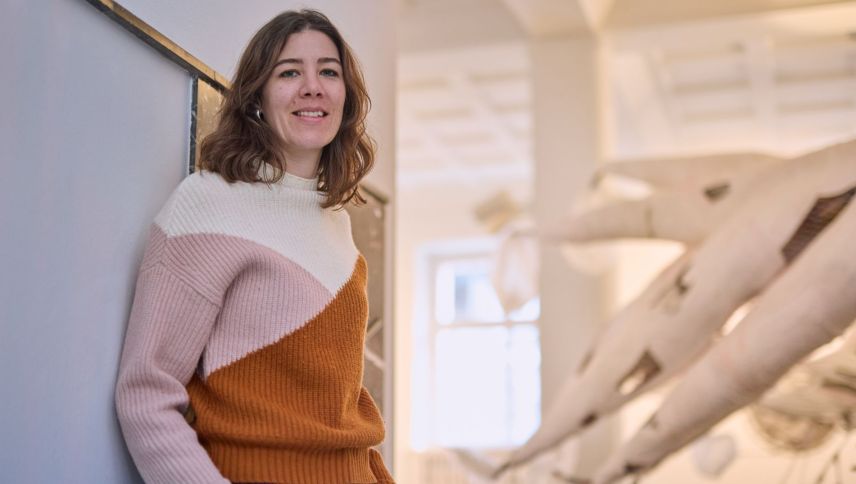 Josiane Imhasly preschainta illa chasa da la Fundaziun Nairs sia prüma exposiziun sco nouva directura e manadra  artistica (fotografia: Michael Steiner).