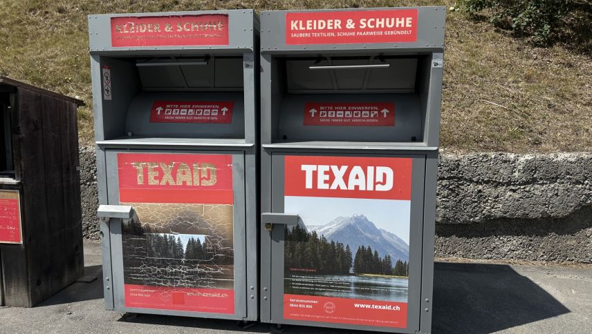 TEXAID-Container, an dem alte Kleidung und Schuhe abgegeben werden können. Foto: Fabia Niggli