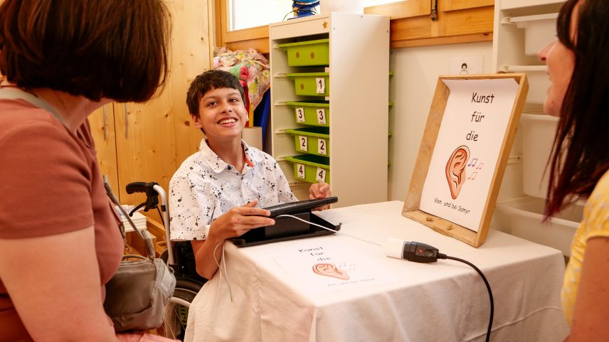 Impreschiuns da l’exposiziun d’art illa Scoula pedagogia curativa a Susch. Quia Samyr in plain'acziun. fotografia: Jon Duschletta