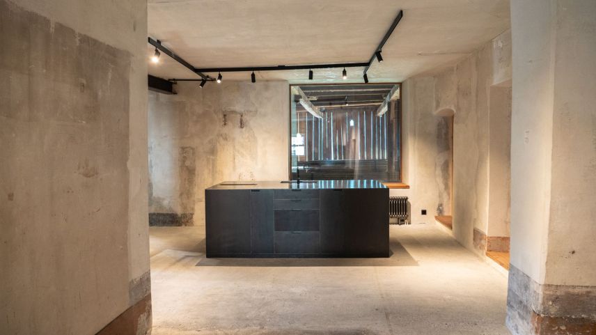 Grosse, auf den ursprünglichen Zustand zurückversetzte Räume mit moderner Einbaute und Sicht in den kathedralähnlichen Heustall. Foto: Jon Duschletta