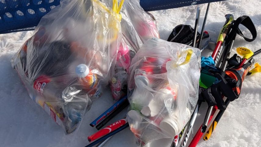 Vor allem Gel-Beutel, Verpackungen von Riegeln, Flaschen, Dosen und gebrochene Stöcke blieben liegen. Foto: Sina Margadant