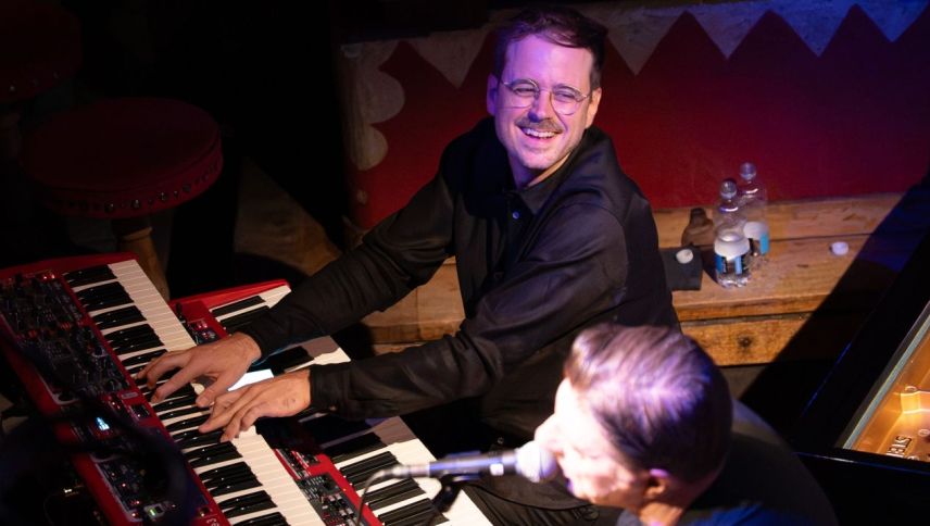 Pianist Ramo Ziegler hat sichtlich Spass. Foto: Luan Hofmann