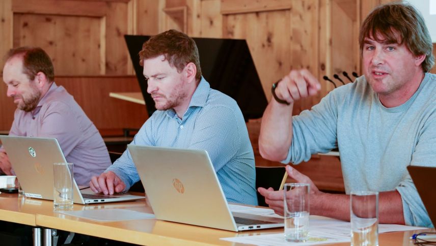 Von links: Vorstandsmitglieder David Huber, Sils, Gian Marco Tomaschett, St. Moritz und der Vorsitzende des Gemeindeverbands ÖV Oberengadin, Ruet Ratti, Madulain. Foto: Jon Duschletta 