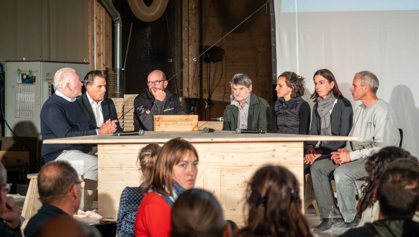 V.li.: Christoph Stroschein, Jan Steiner, Paul Engler, Remo Püntener, Cilgia Salzgeber, Tina Bötsch und Simon Salzgeber. Foto: Jon Duschletta