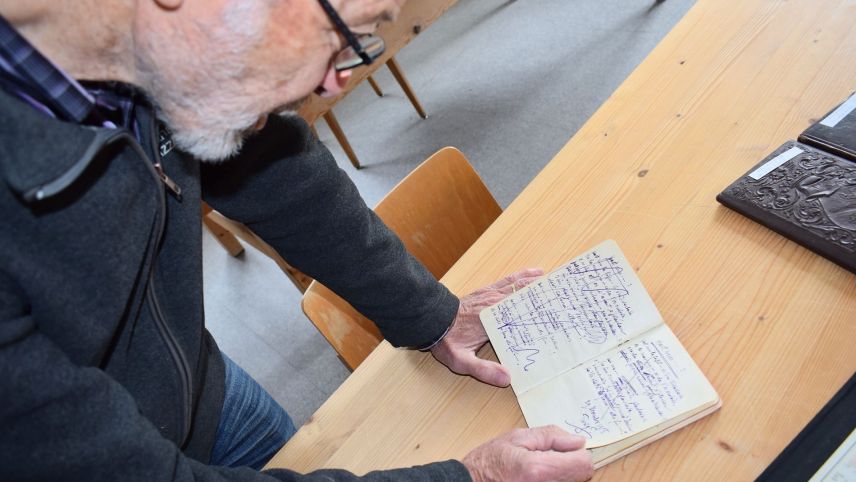 Jon Duri Tratschin ist der Präsident des Kulturarchivs Unterengadin. Hier beim Lesen des Tagebuches von Men Rauch. Foto: Imke Marggraf