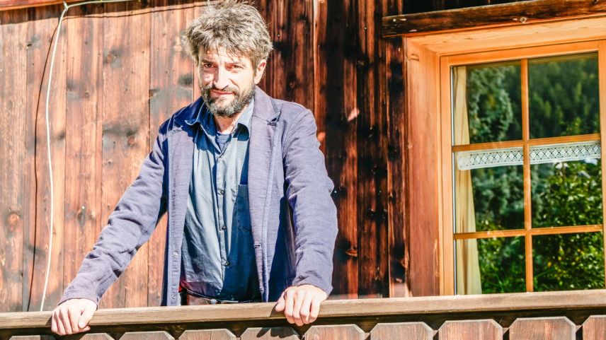 Il sculptur Linard Nicolay chüra il dicziunari «Bargunseñer interactiv» ed es respunsabel pella part rumauntscha da la revista bilingua «Muchetta» dal Cumün da Bravuogn Filisur. fotografia: Jon Duschletta