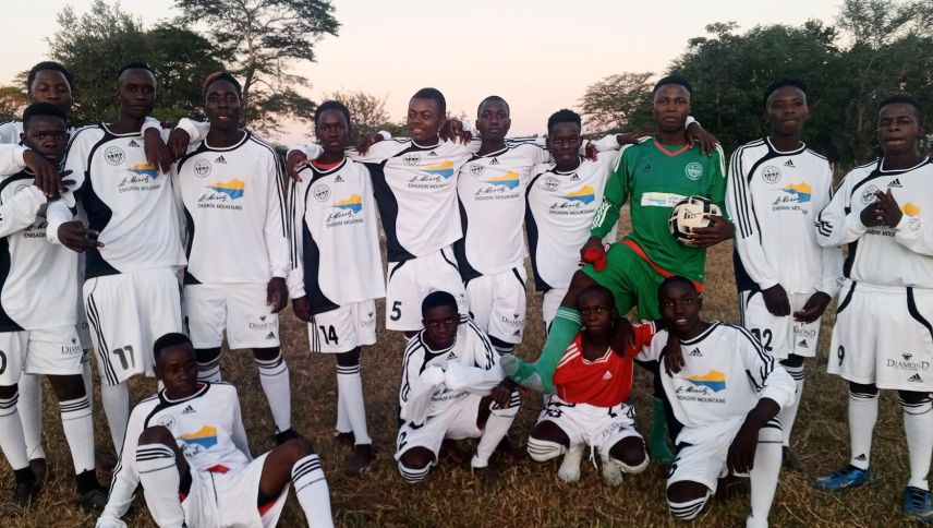 Die Fussballer erhielten alte Trikots des FC Celerina. Diese werden sehr viel gebraucht. Foto: Support Mandia