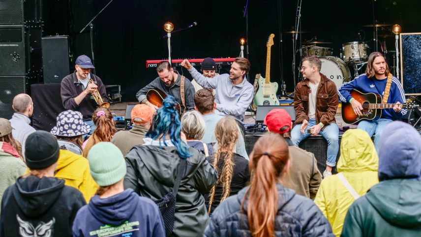 So nahbar sind die Bands (im Bild Lenon) am Open AIr Chapella. Foto: Jon Duschletta