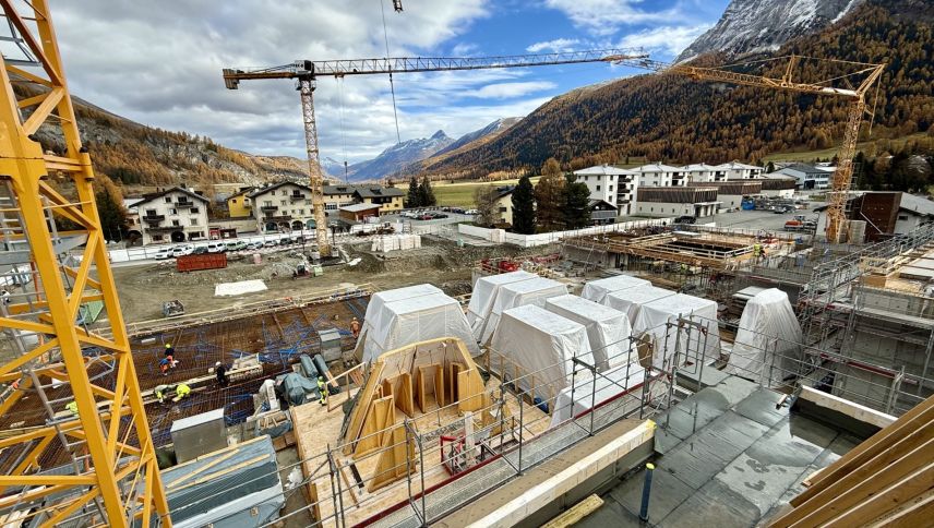 Die Elemente für die Holzkuppeln warten auf die Montage. Foto: Fadrina Hofmann