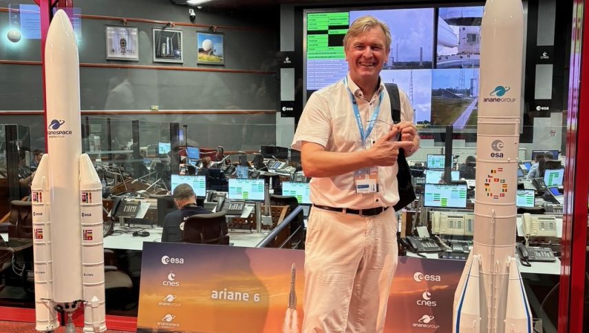 Stefan Schlechtriem neben einem Modell der Trägerrakete Ariane 6 im Kontrollzentrum des europäischen Weltraumbahnhofs in Kourou. Foto: z. Vfg