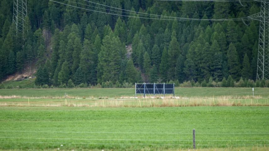 Die Musterpaneelen der PV-Grossanlage auf der Flugplatzebene in Samedan. Foto: Jon Duschletta