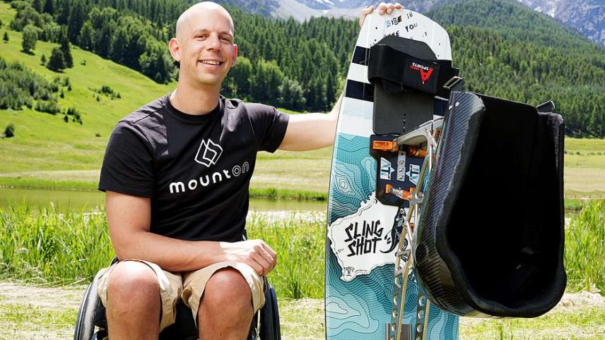 Stephan Gmür geniesst die Glücksmomente mit dem Wakeboard und setzt sich für barrierefreie Freizeitangebote ein. Foto: MountOn GmbH