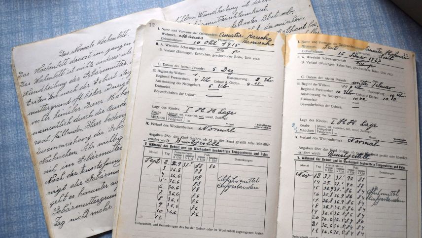 Im Hebammenbuch hatte Hebamme Anetta Mosca ab dem Jahr 1924 notiert, welche Frau im Tal wann jeweils ihr Kind geboren hat. Foto: Imke Marggraf