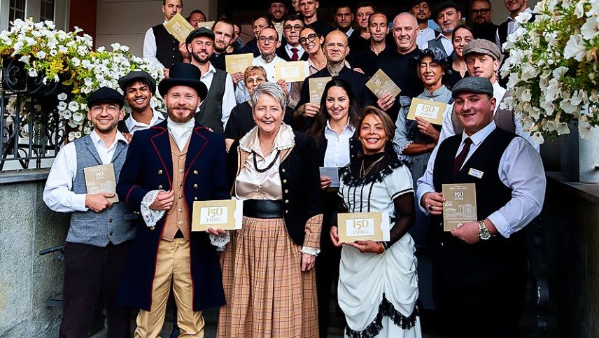 Ein Jubiläum im Zeichen der 150-jährigen Hotelgeschichte: Das Team des Edelweiss in historischen Gewändern mit Gastgeberin Madeleine Peterhans (ganz vorne, Dritte von links). Foto: Jenny Murin