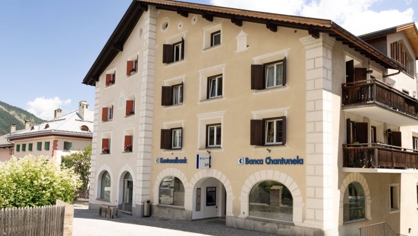 Aussenansicht der frisch umgebauten GKB-Filiale in Zuoz. Foto: GKB