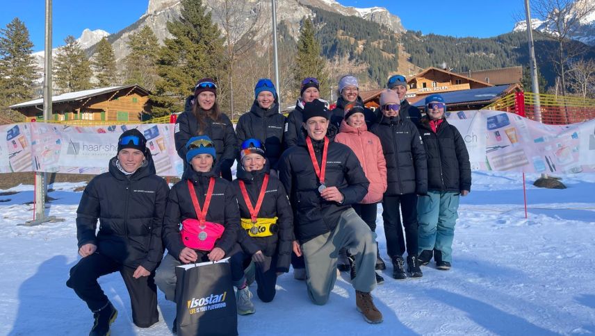 Die Athletinnen und Athleten aus dem Unterengadin mit den drei Medaillengewinnern Mic Willy (rechts), Daniel Nemec (mitte) und Gianluca Florinett (links). Foto: Odd Kare Sivertsen