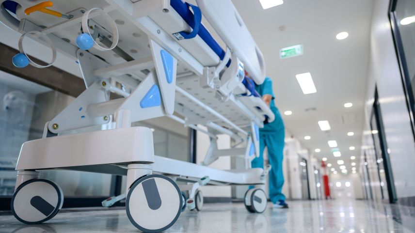 Das Gesundheitswesen bringt viele Spitäler an den Anschlag. Auch beim Spital Oberengadin wird nach Lösungen gesucht, um dieses in eine sichere Zukunft zu führen. Symbolfoto: shutterstock.com/Bell Ka Pang