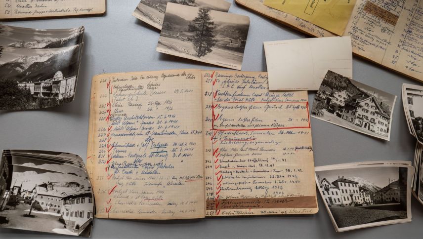 Auch originale Postkarten samt Notizhefte, in welchen Gustav Sommer fein säuberlich Buch führte über seine Aufnahmen. Foto: Jon Duschletta