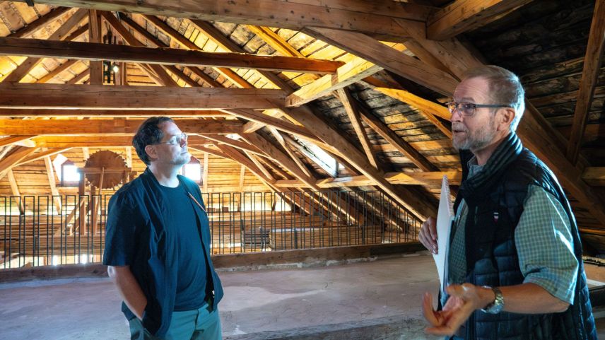 Remo Derungs (links) und Jon Andrea Könz im imposanten Dachstuhl, einem sogenannt liegenden Dachstuhl, der Chesa Gregori in Zuoz. Foto: Jon Duschletta