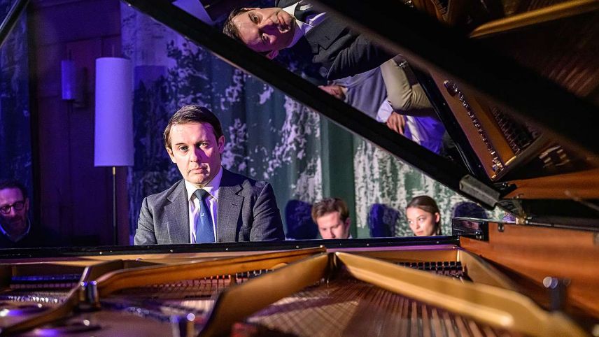 Der britische Pianist Simon Mulligan konzertierte in der altehrwürdigen Lobby des Hotels Walther in Pontresina. Er präsentierte dabei eine Art
«amerikanischen Abend» mit seinen liebsten Jazz-Songs – und mit mehr. Foto: fotoswiss.com/Giancarlo Cattaneo
