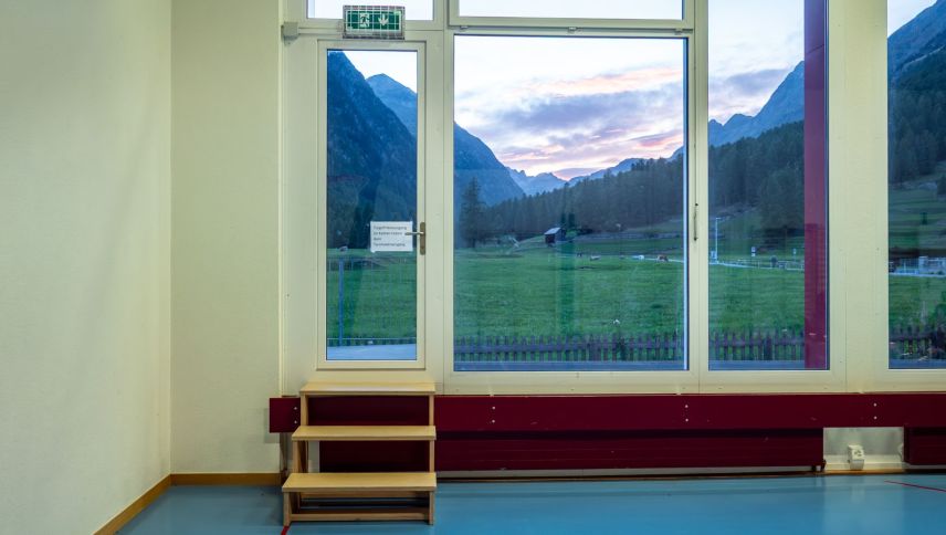 Und, der Notausgang aus der Turnhalle von Innen gesehen. Foto: Jon Duschletta