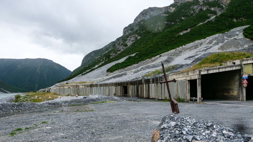 In Richtung Ofenpass trotzen die maroden Strassengalerien indes weiter der Kraft der Natur. Auf dieser Strecke wurden nach einem Rüfenniedergang weitere 50 Meter Galerie bewilligt.  Foto: Jon Duschletta