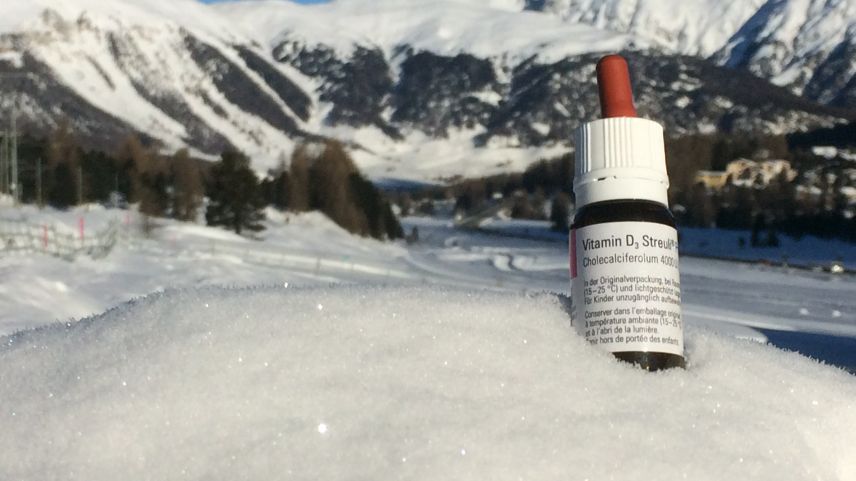 Ob mit Präparat oder Sonnenbad – Vitamin D ist wichtig für die Knochengesundheit. Foto: Franco Furger