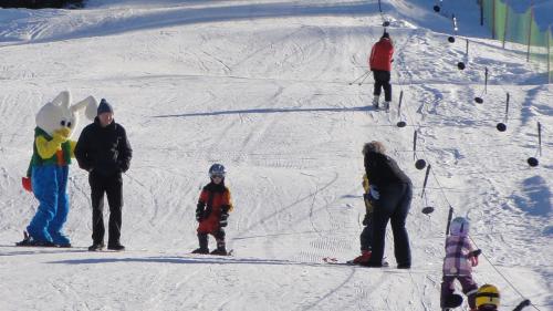 Grazcha al runal pitschen pon ils uffants a Tarasp cuntinuar ad imprender ad ir culs skis, eir scha’l runal grond nun es plü (fotografia: Benedict Stecher).
