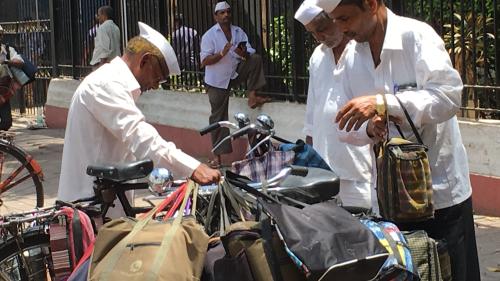 Auch die Veloglocke tut es: Dabbawallas in Mumbai verteilen Essen in die Büros der Angestellten. Fotos: Ruth Bossart
