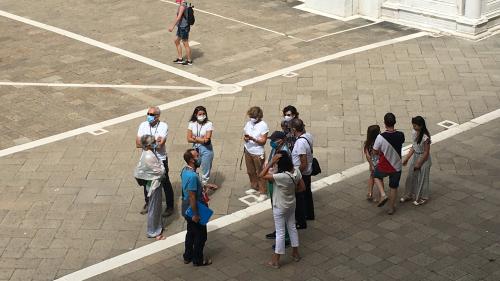 Sightseeing mit Masken: Wenn der Abstand nicht eingehalten werden kann, kommt in Venedig die Maske zum Einsatz, auch im Freien. Foto: Samuel Bossart
