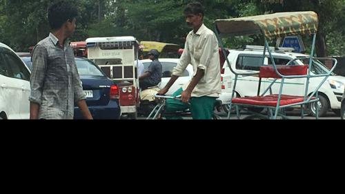 Rikshafahrer: «Hindernisse werden gekonnt umgangen – sei es im Bürokratendschungel oder im Feierabendverkehr.» Fotos: Ruth Bossart.
