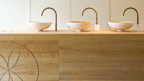 Eine bedürfnisgerechte Gesundheitsversorgung beinhaltet vielerlei Faktoren. Auch Mineralwasser, wie das Beispiel der Vorzeigeregion Center da sandà Engiadina Bassa mit der Trinkhalle im Bogn Engiadina Scuol beweist. Foto: Jon Duschletta