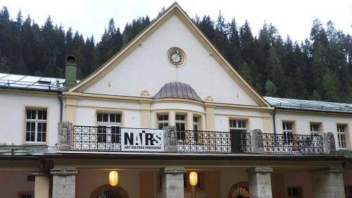 La radunanza cumünala es seguida a la dumonda da reponderaziun ed ha decis da surtour la süertà per ün credit da 190 000 francs a favur da la Fundaziun Nairs (fotografia: mad).