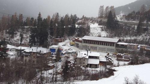 La via chantunala illa costa sur la zona da mansteranza Plan da Muglin a Ramosch vain ingon sanada e schlargiada. Las lavuors da fabrica cumainzan in avrigl (fotografia: Flurin Andry).