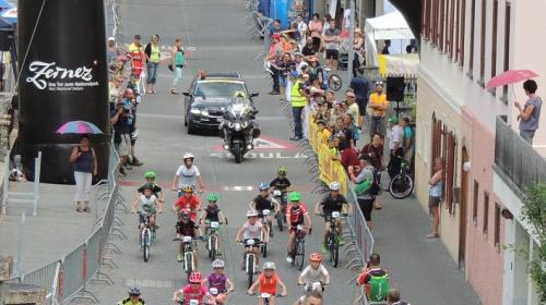 Kurz nach dem Start, beim ersten Aufstieg, geben die Kinder bereits Gas. Foto: Benedict Stecher.