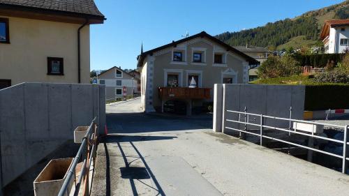 Ils mürs chi sun gnüts fabrichats da la vart vest da la punt Clozza a Porta protegian las chasas be daspera (fotografia: Flurin Andry).