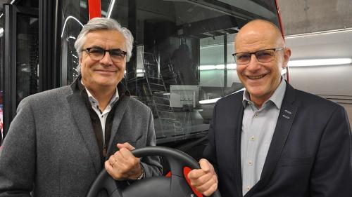 Alois Vinzenz (links) übernimmt von Erwin Rutishauser. Foto: z. Vfg