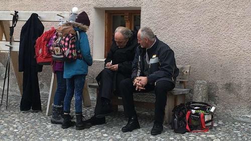 Il actur Christian Kohlund (sül banc a schnestra) dà autograms a giuvnas statistas dal film. fotografia: Sidonia Pazeller/FMR 	